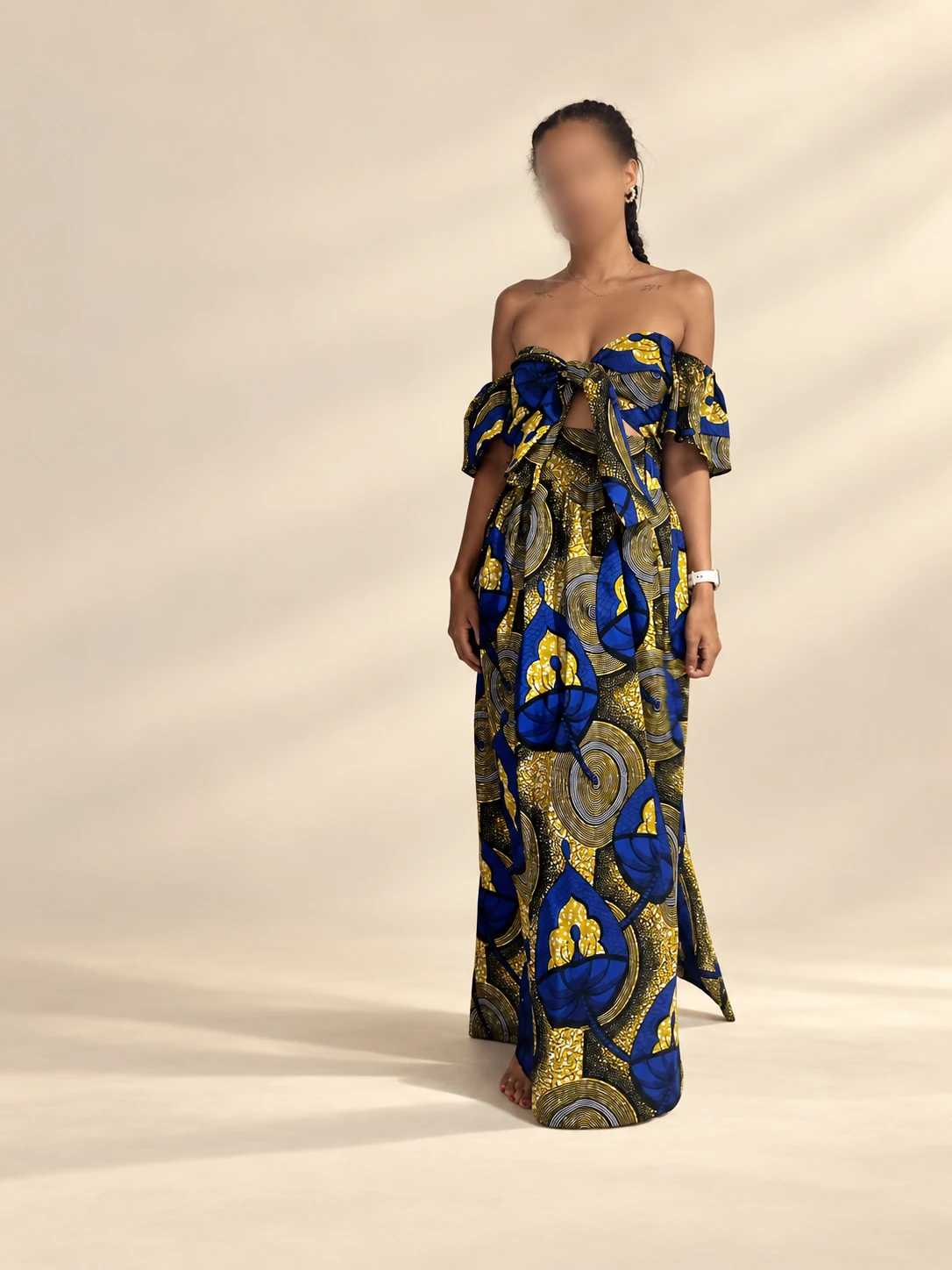 Robe longue à motifs bleus et jaunes, visage flouté