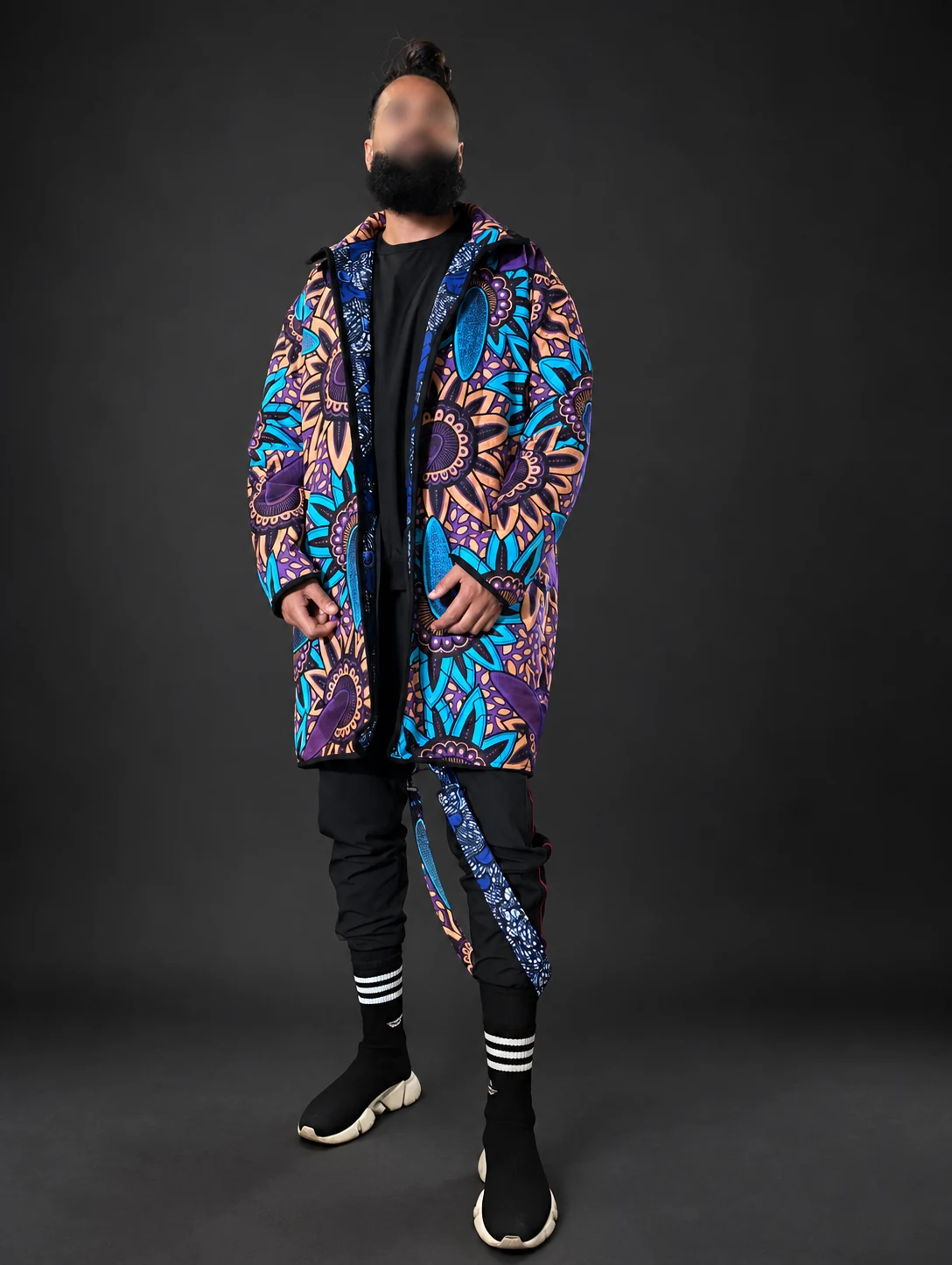 Autre face colorée de la veste de voyage, motif turquoise, mauve et pêche, visage flouté