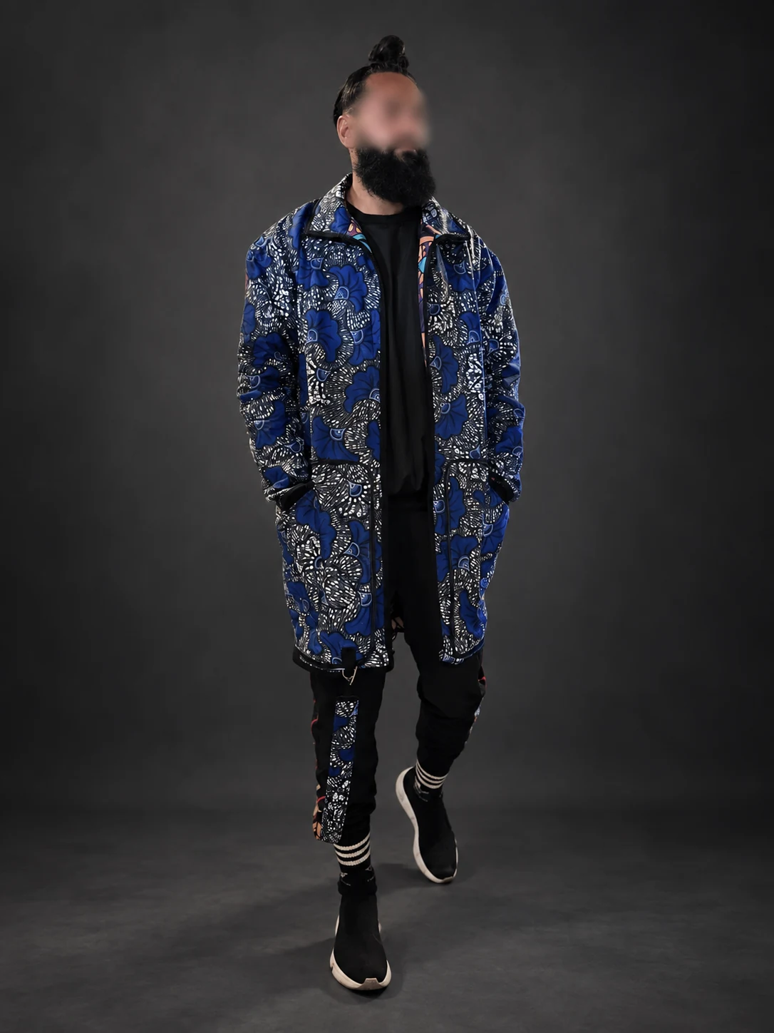 Vue de face de la veste de voyage bleue à motifs, visage flouté