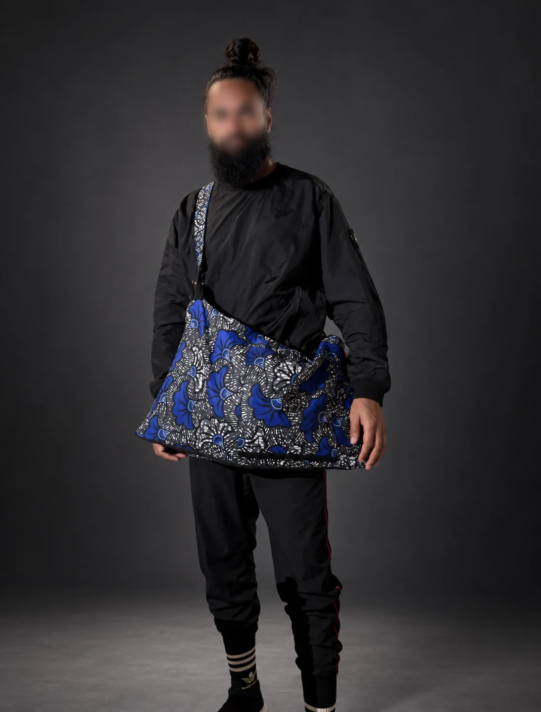 Veste transformée en sac de voyage en tissu bleu imprimé, visage flouté